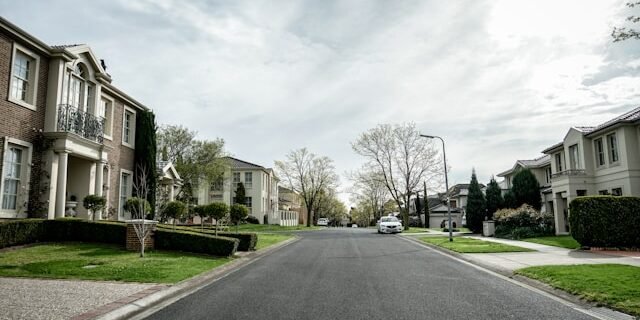 Why Are Queensland Property Buyers Quietly Stepping Away from Direct Bank Applications?