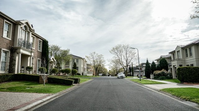 Why Are Queensland Property Buyers Quietly Stepping Away from Direct Bank Applications?